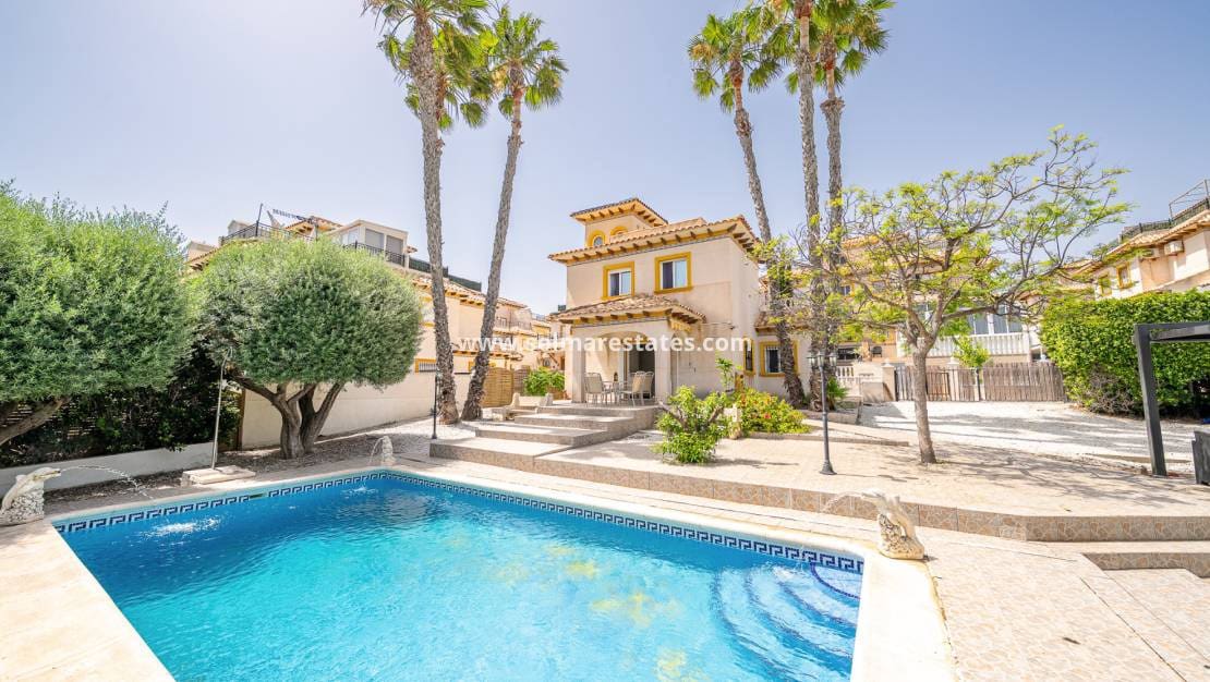 3 bedroom Villa for sale in Playa Flamenca with pool - € 529,900 (Ref: 10165431)