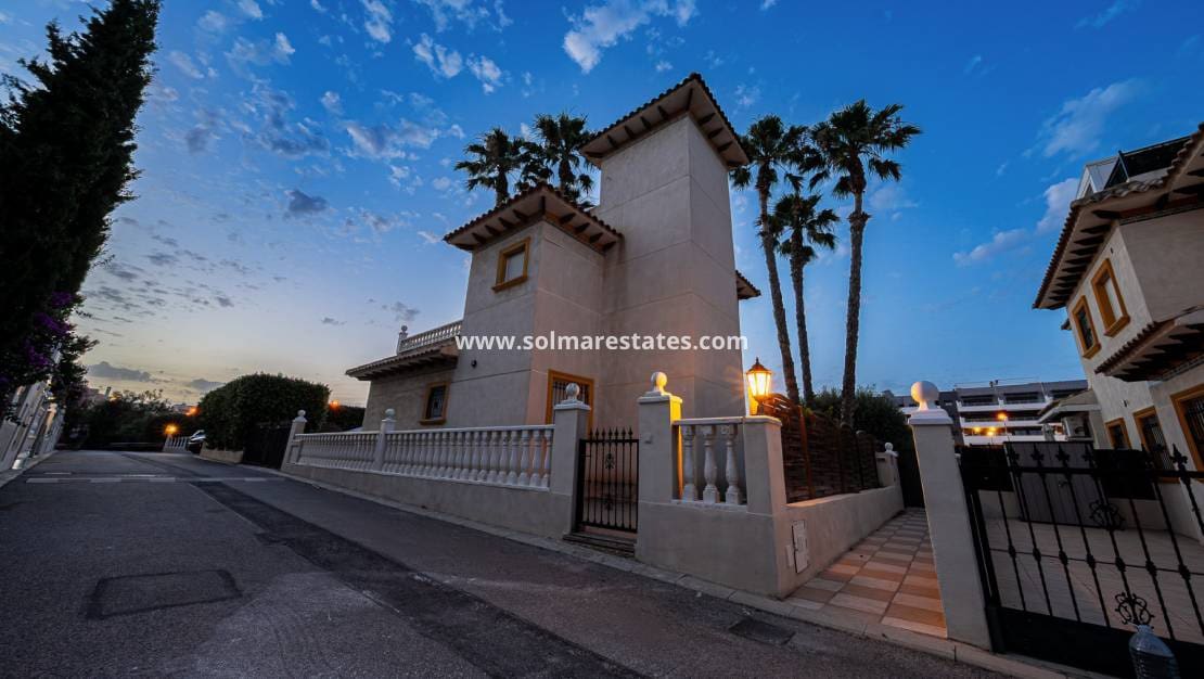 3 bedroom Villa for sale in Playa Flamenca with pool - € 529,900 (Ref: 10165431)