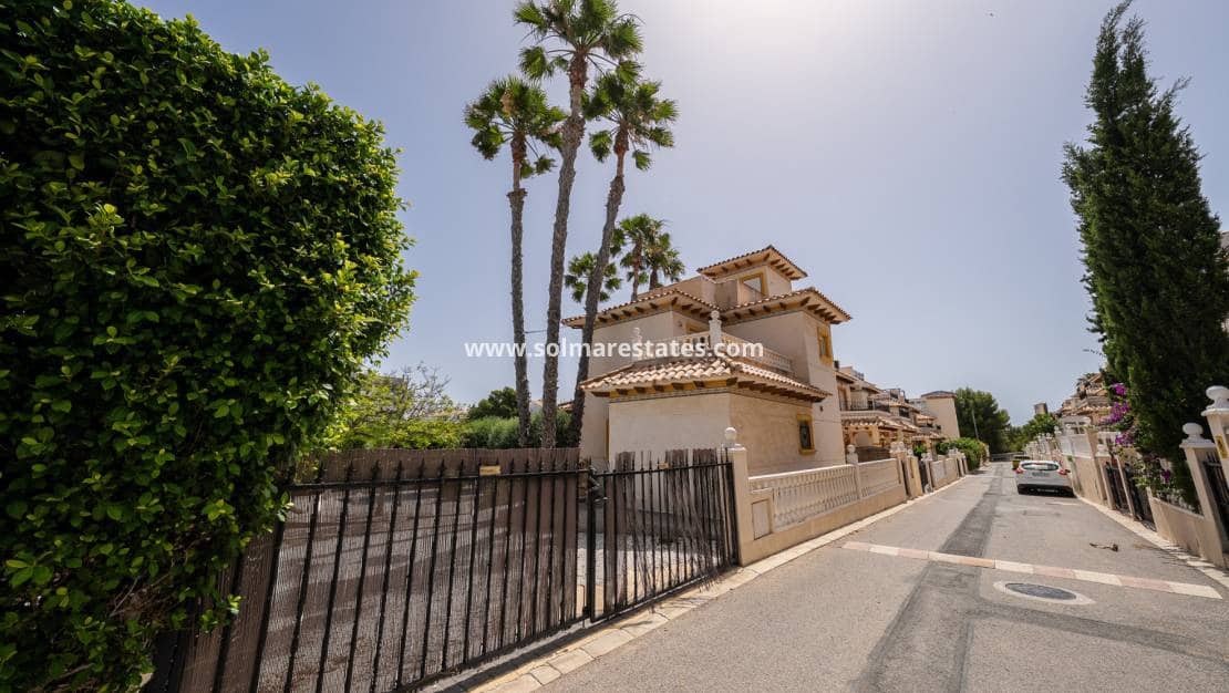 3 bedroom Villa for sale in Playa Flamenca with pool - € 529,900 (Ref: 10165431)