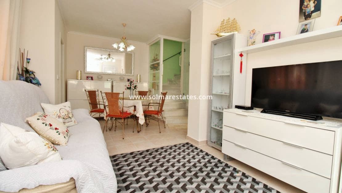 3 soveværelse Semi-Rækkehus til salg i Playa Flamenca med swimmingpool garage - € 225.000 (Ref: 10165436)