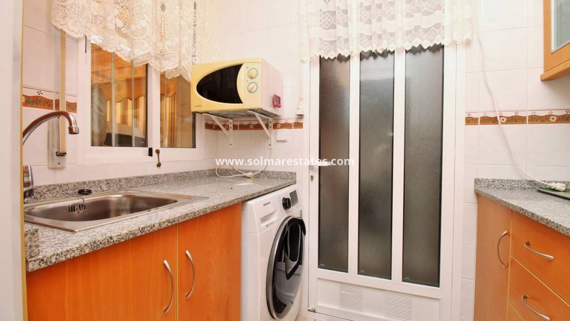3 soveværelse Semi-Rækkehus til salg i Playa Flamenca med swimmingpool garage - € 225.000 (Ref: 10165436)