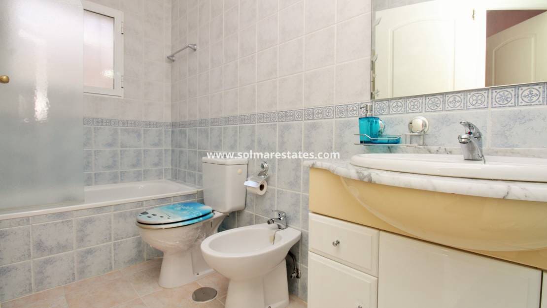 3 soveværelse Semi-Rækkehus til salg i Playa Flamenca med swimmingpool garage - € 225.000 (Ref: 10165436)