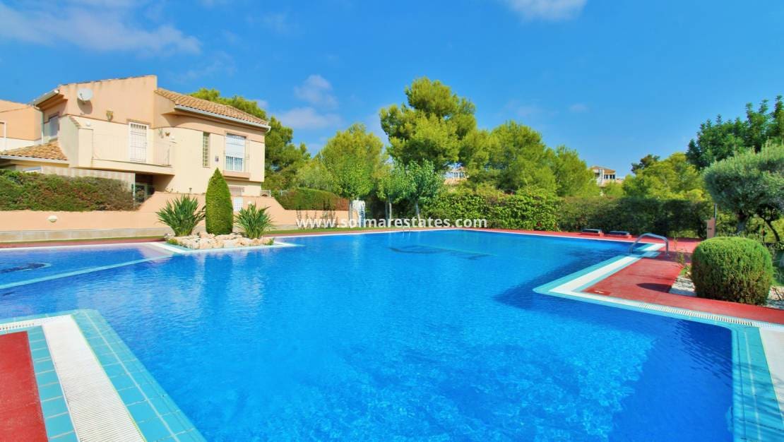 3 soveværelse Semi-Rækkehus til salg i Playa Flamenca med swimmingpool garage - € 225.000 (Ref: 10165436)