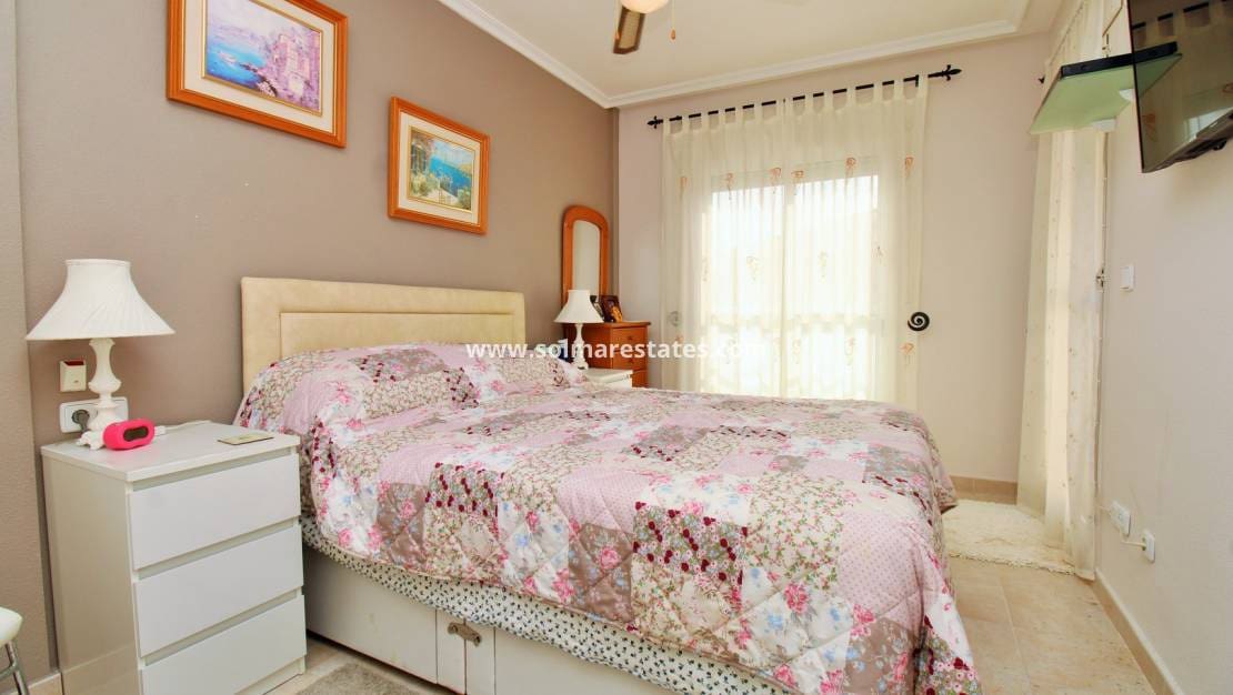 3 soveværelse Semi-Rækkehus til salg i Playa Flamenca med swimmingpool garage - € 225.000 (Ref: 10165436)