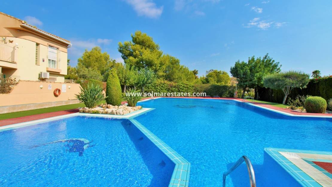 3 soveværelse Semi-Rækkehus til salg i Playa Flamenca med swimmingpool garage - € 225.000 (Ref: 10165436)