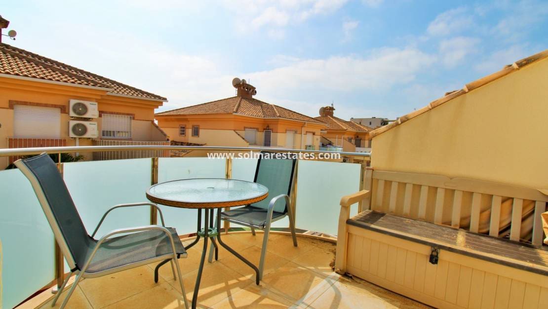 3 soveværelse Semi-Rækkehus til salg i Playa Flamenca med swimmingpool garage - € 225.000 (Ref: 10165436)