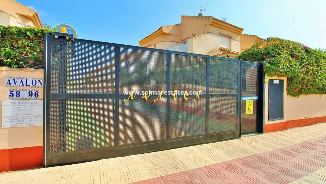 3 soveværelse Semi-Rækkehus til salg i Playa Flamenca med swimmingpool garage - € 225.000 (Ref: 10165436)