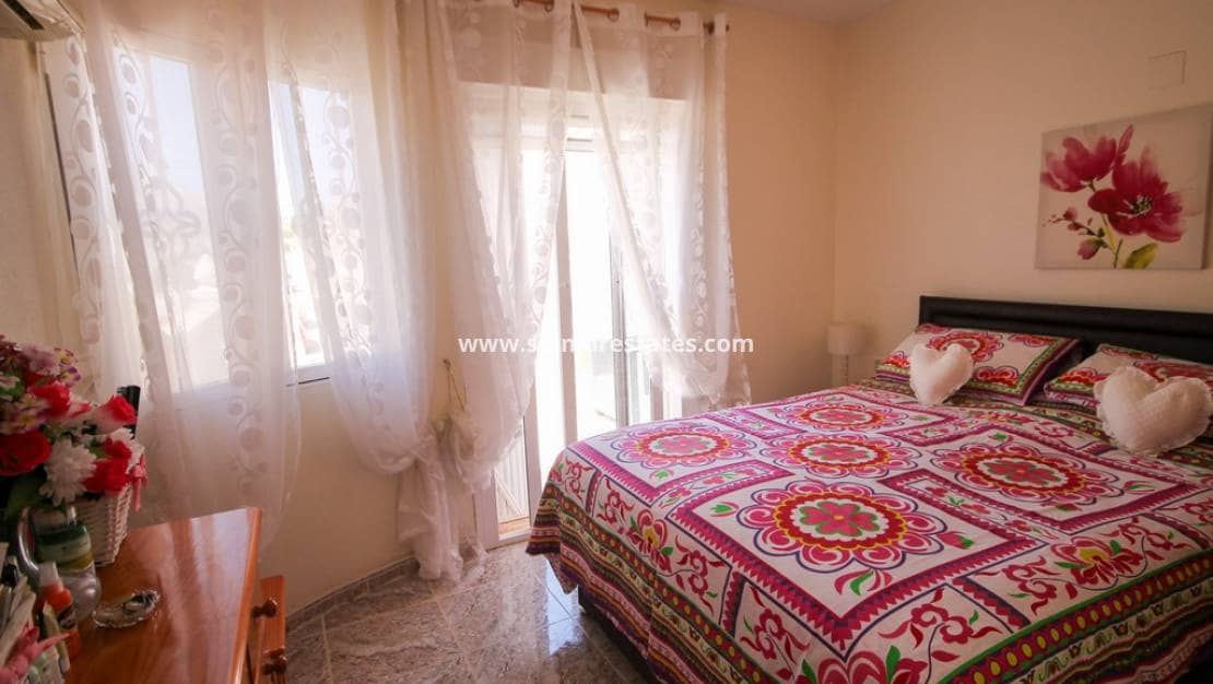 3 slaapkamer Halfvrijstaande villa te koop in Villamartin met zwembad garage - € 235.000 (Ref: 10165551)