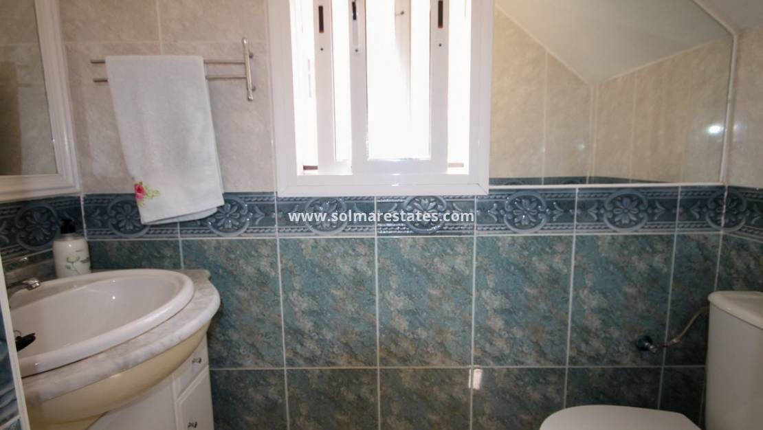 3 slaapkamer Halfvrijstaande villa te koop in Villamartin met zwembad garage - € 235.000 (Ref: 10165551)