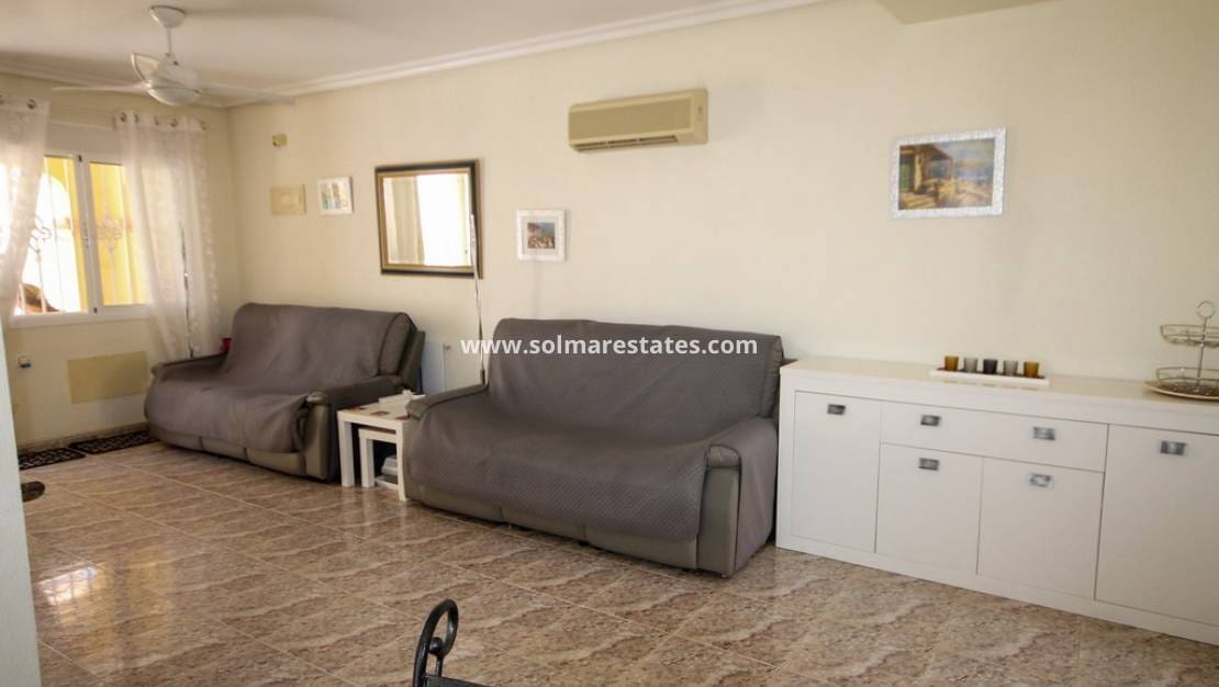 3 slaapkamer Halfvrijstaande villa te koop in Villamartin met zwembad garage - € 235.000 (Ref: 10165551)