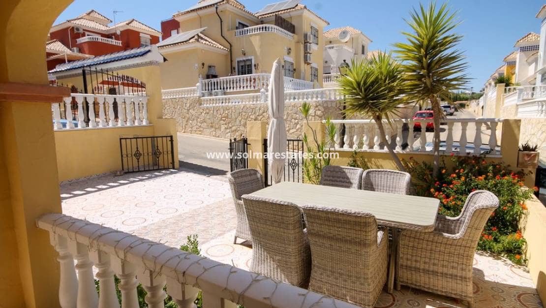 3 slaapkamer Halfvrijstaande villa te koop in Villamartin met zwembad garage - € 235.000 (Ref: 10165551)