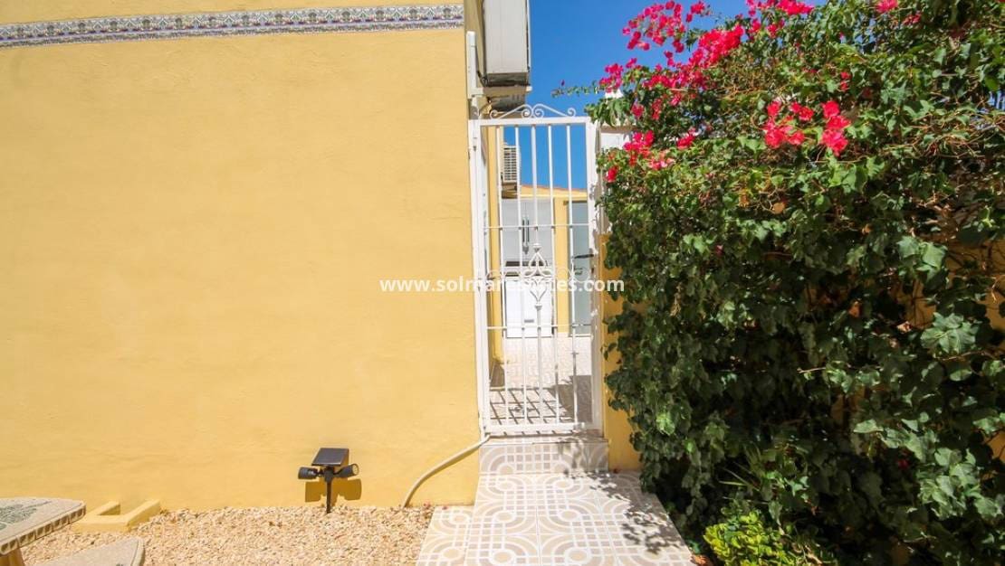 3 slaapkamer Halfvrijstaande villa te koop in Villamartin met zwembad garage - € 235.000 (Ref: 10165551)