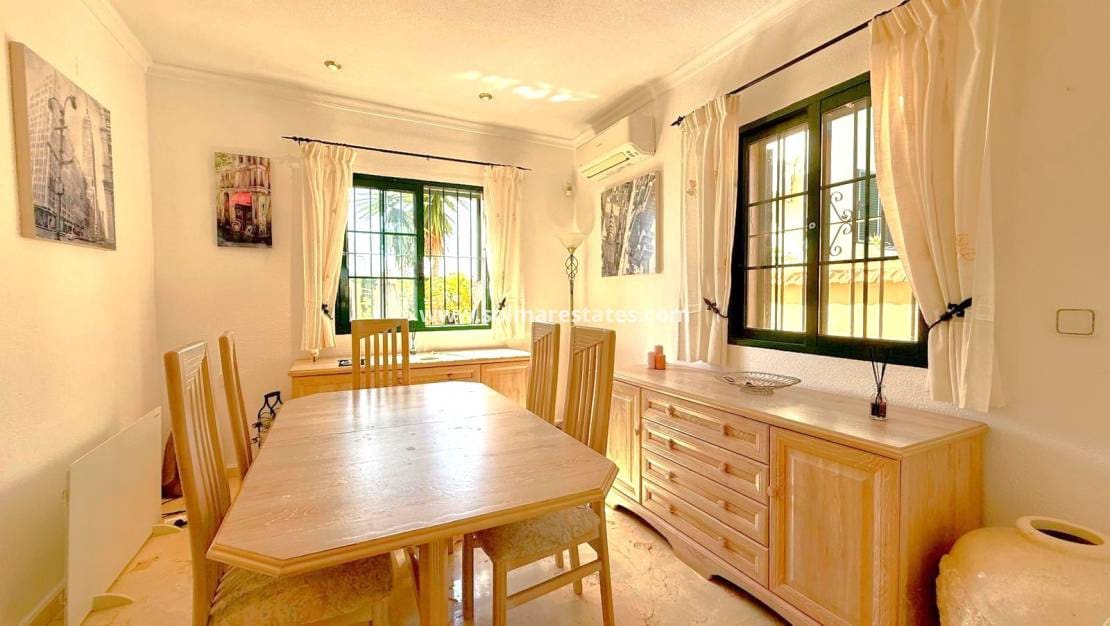 6 camera da letto Villa in vendita in Villamartin con piscina - 475.000 € (Rif: 10165553)