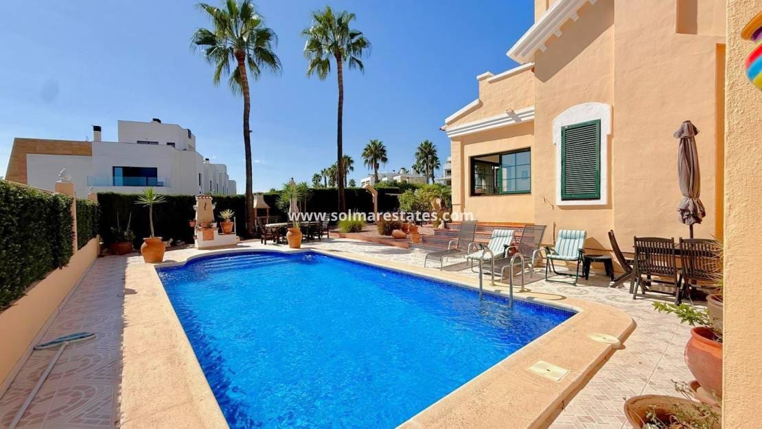 6 camera da letto Villa in vendita in Villamartin con piscina - 475.000 € (Rif: 10165553)