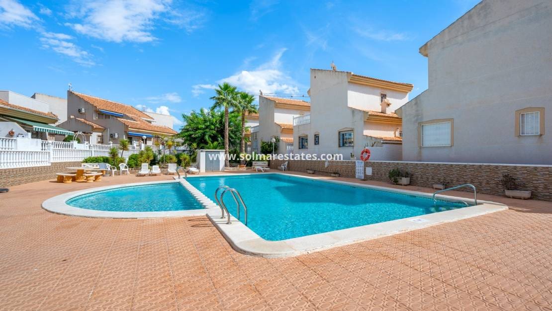 2 soveværelse Semi-Rækkehus til salg i Ciudad Quesada med swimmingpool garage - € 169.000 (Ref: 10167091)