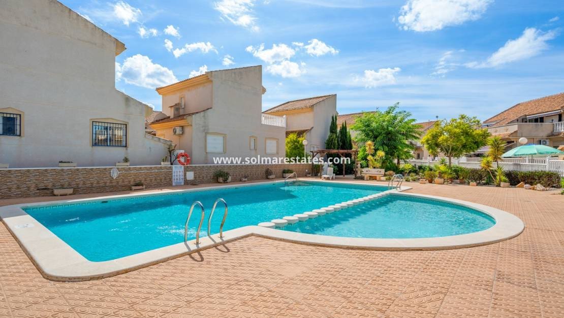 2 soveværelse Semi-Rækkehus til salg i Ciudad Quesada med swimmingpool garage - € 169.000 (Ref: 10167091)