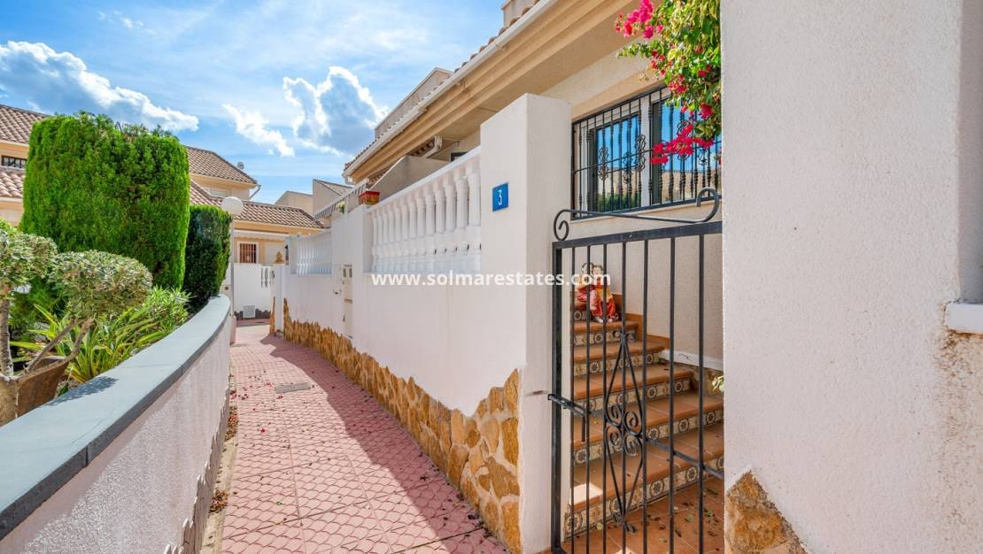 2 soveværelse Semi-Rækkehus til salg i Ciudad Quesada med swimmingpool garage - € 169.000 (Ref: 10167091)