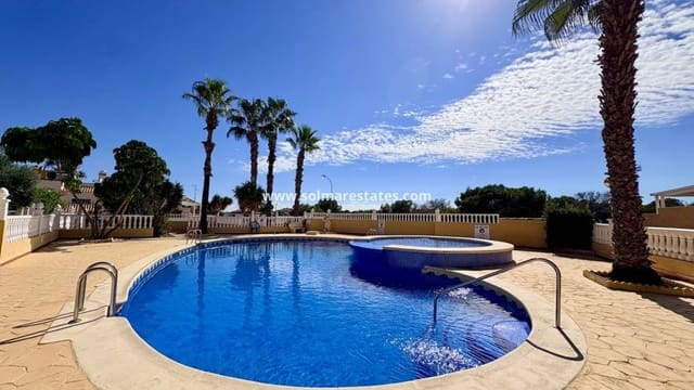 3 soveværelse Rækkehus til salg i Playa Flamenca, Orihuela med swimmingpool - € 225.000 (Ref: 10167094)