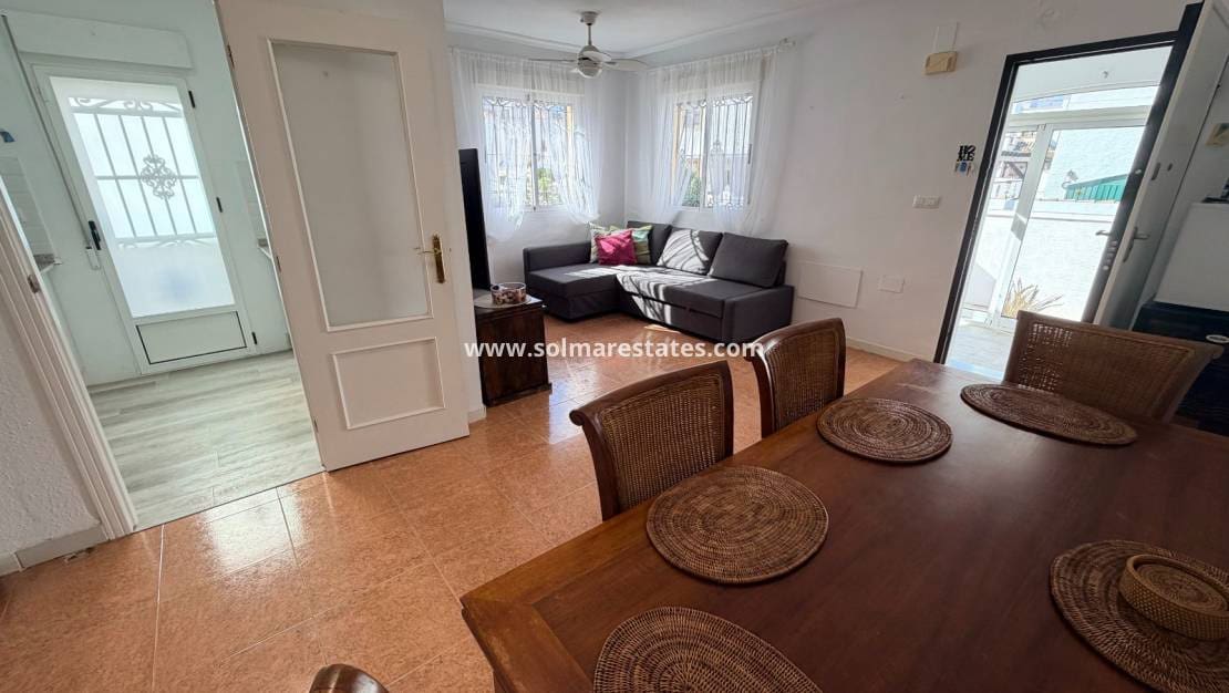 3 makuuhuone Rivitalo myytävänä paikassa Los Montesinos mukana uima-altaan - 180 000 € (Ref: 10167095)