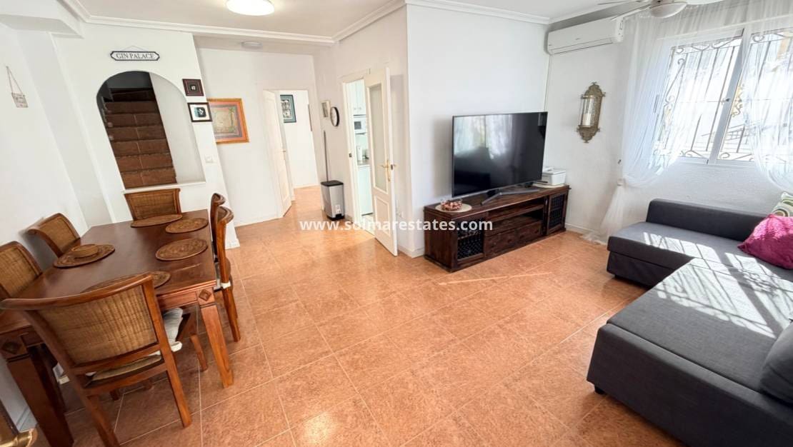 3 makuuhuone Rivitalo myytävänä paikassa Los Montesinos mukana uima-altaan - 180 000 € (Ref: 10167095)
