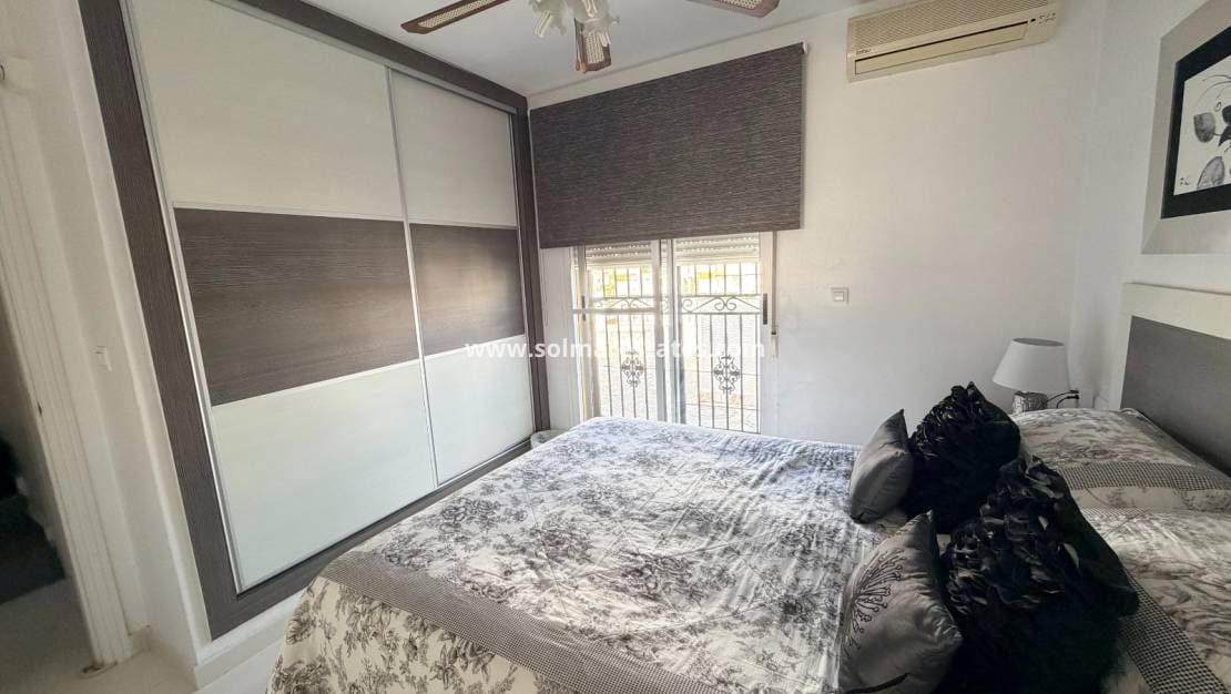 3 soverom Rekkehus til salgs i Los Montesinos med svømmebasseng - € 197 900 (Ref: 10167096)