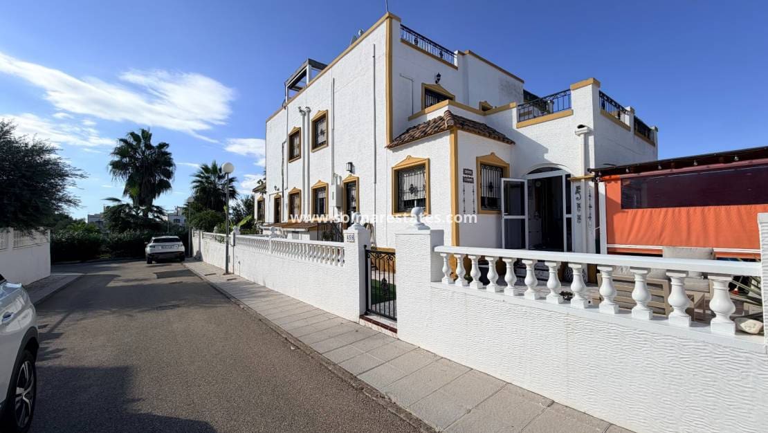 3 soverom Rekkehus til salgs i Los Montesinos med svømmebasseng - € 197 900 (Ref: 10167096)