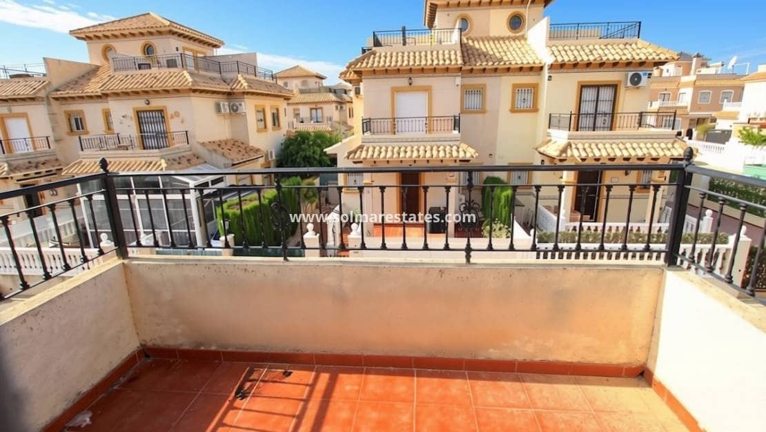 2 soverom Kjedet enebolig til salgs i Cabo Roig med svømmebasseng garasje - € 219 000 (Ref: 10175624)