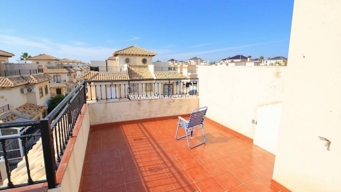 2 soverom Kjedet enebolig til salgs i Cabo Roig med svømmebasseng garasje - € 219 000 (Ref: 10175624)