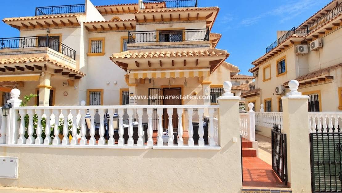 2 soverom Kjedet enebolig til salgs i Cabo Roig med svømmebasseng garasje - € 219 000 (Ref: 10175624)