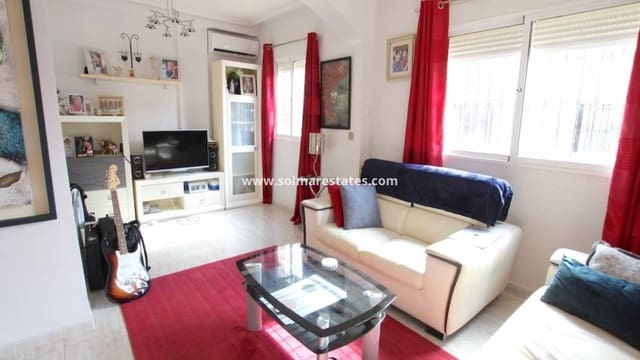 2 soverom Kjedet enebolig til salgs i Cabo Roig, Orihuela med svømmebasseng garasje - € 219 000 (Ref: 10175624)