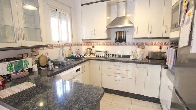 2 soverom Kjedet enebolig til salgs i Cabo Roig, Orihuela med svømmebasseng garasje - € 219 000 (Ref: 10175624)