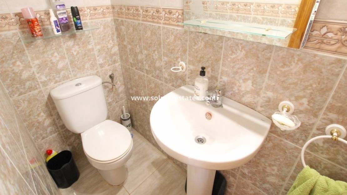 2 soverom Kjedet enebolig til salgs i Cabo Roig med svømmebasseng garasje - € 219 000 (Ref: 10175624)
