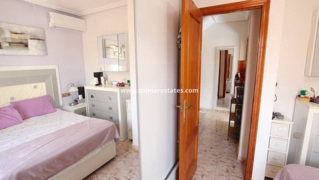 2 soverom Kjedet enebolig til salgs i Cabo Roig med svømmebasseng garasje - € 219 000 (Ref: 10175624)