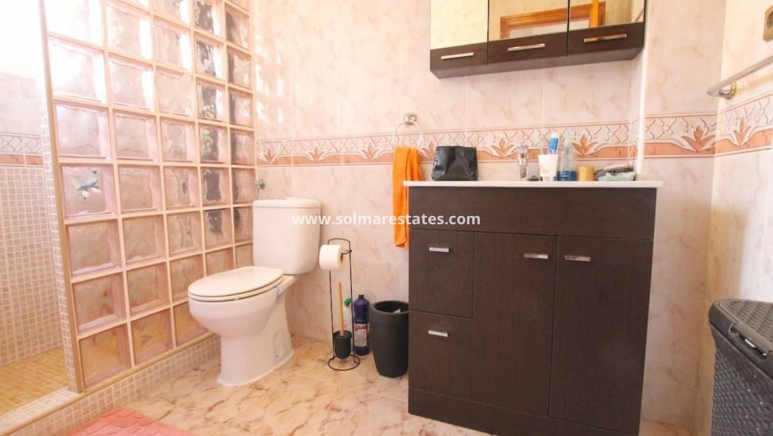 2 soverom Kjedet enebolig til salgs i Cabo Roig med svømmebasseng garasje - € 219 000 (Ref: 10175624)