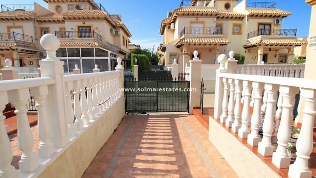 2 soverom Kjedet enebolig til salgs i Cabo Roig, Orihuela med svømmebasseng garasje - € 219 000 (Ref: 10175624)