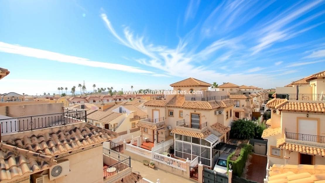2 soverom Kjedet enebolig til salgs i Cabo Roig med svømmebasseng garasje - € 219 000 (Ref: 10175624)