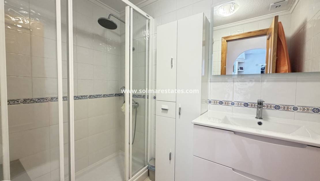 2 soveværelse Lejlighed til salg i Villamartin med swimmingpool garage - € 159.995 (Ref: 10177449)