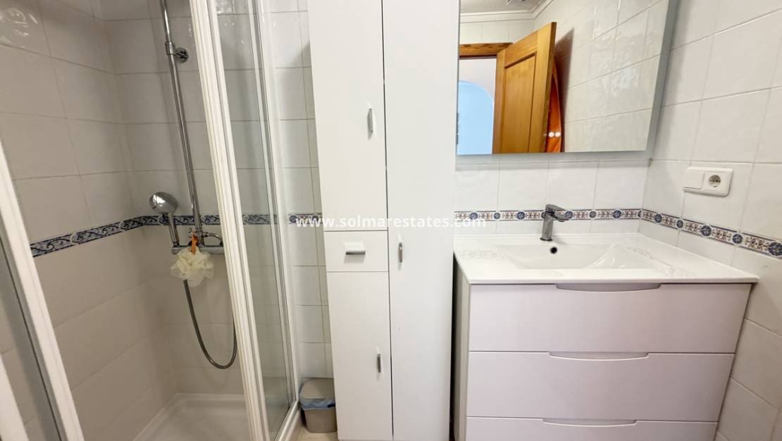 2 soveværelse Lejlighed til salg i Villamartin med swimmingpool garage - € 159.995 (Ref: 10177449)