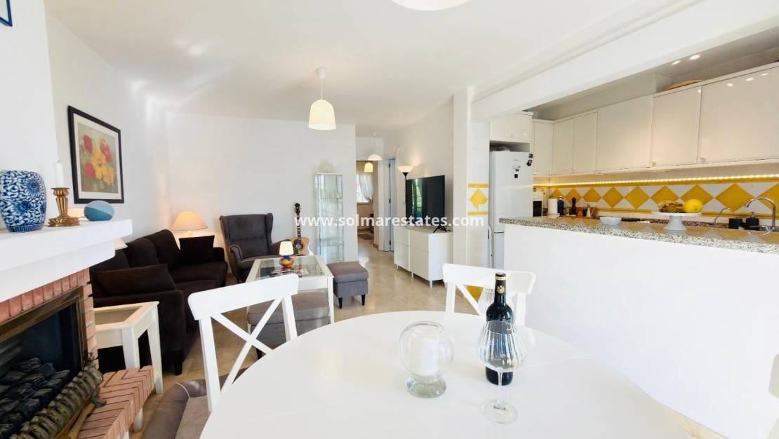 2 slaapkamer Bungalow te koop in Villamartin met zwembad - € 240.000 (Ref: 10180907)