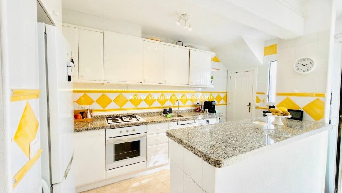 2 slaapkamer Bungalow te koop in Villamartin met zwembad - € 240.000 (Ref: 10180907)