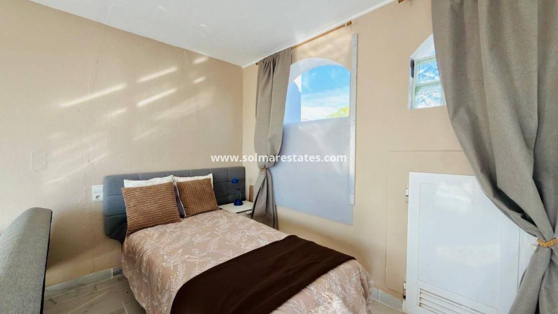 2 slaapkamer Bungalow te koop in Villamartin met zwembad - € 240.000 (Ref: 10180907)