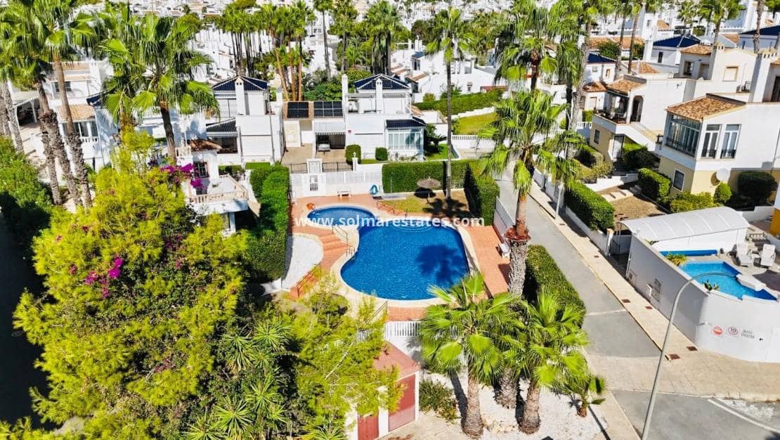 2 slaapkamer Bungalow te koop in Villamartin met zwembad - € 240.000 (Ref: 10180907)