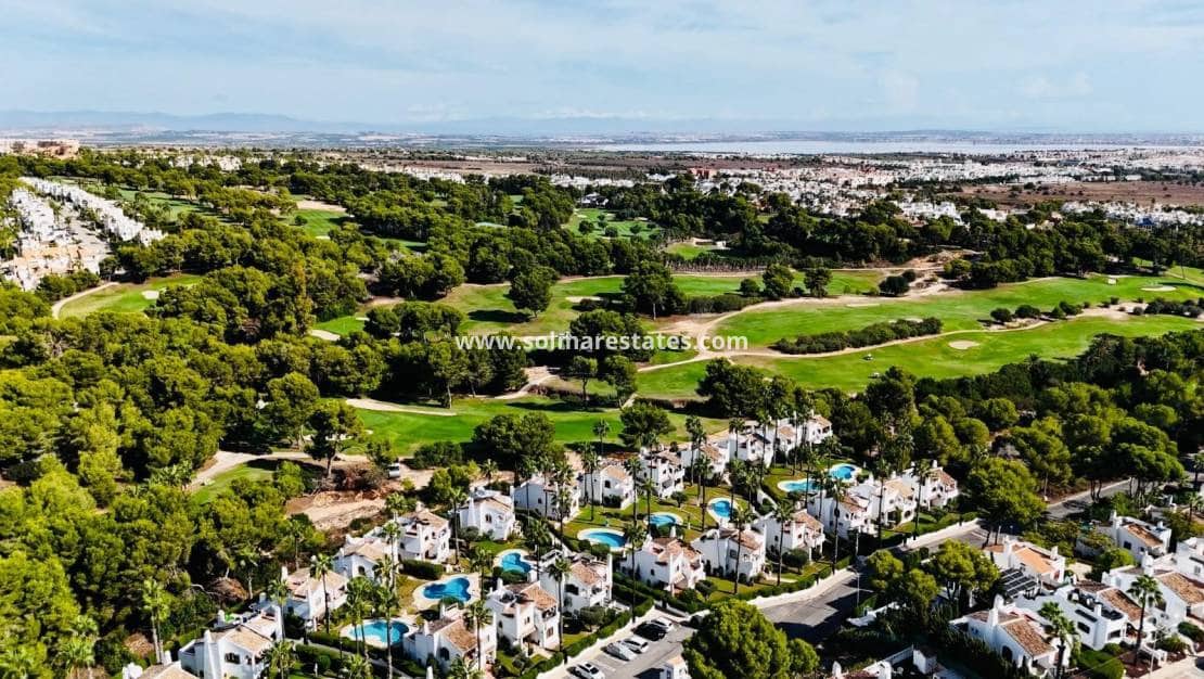 2 slaapkamer Bungalow te koop in Villamartin met zwembad - € 240.000 (Ref: 10180907)