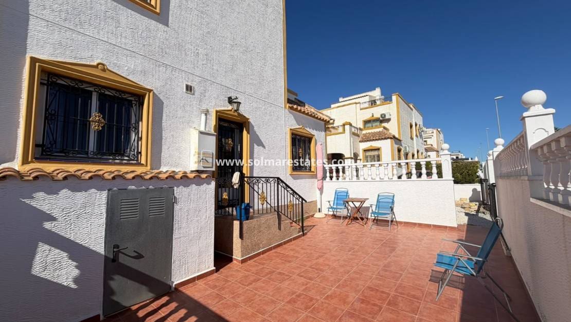 3 slaapkamer Rijtjeshuis te koop in Los Montesinos met zwembad - € 195.000 (Ref: 10187331)