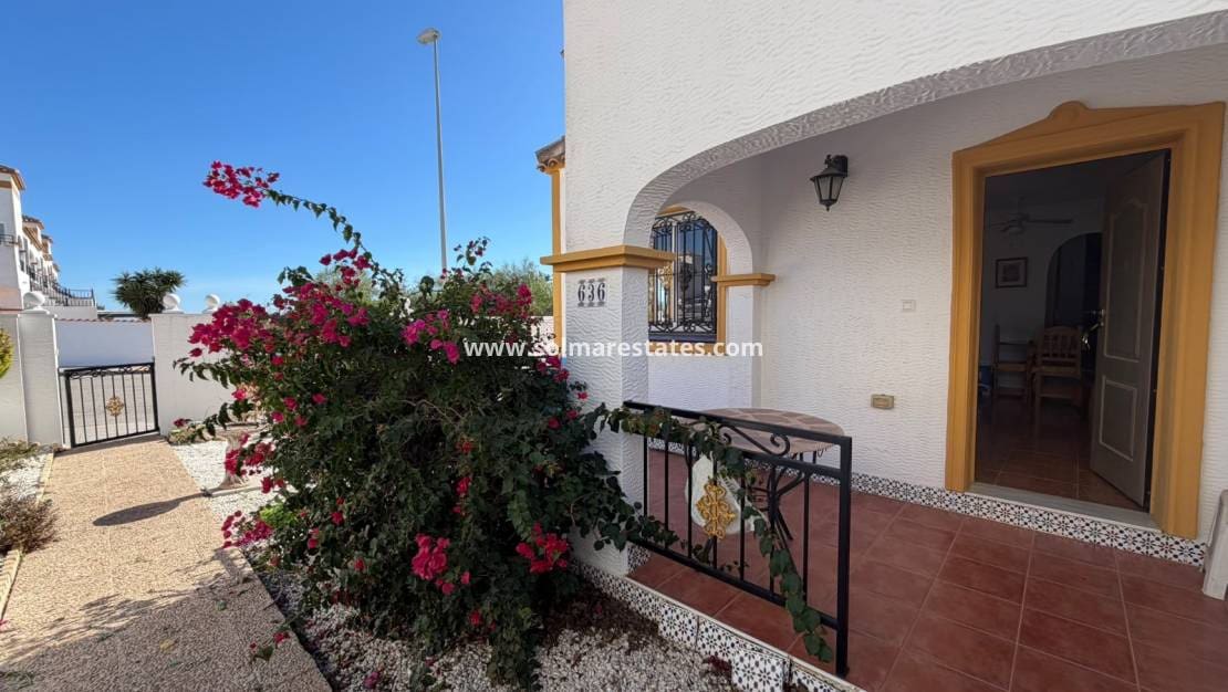 3 slaapkamer Rijtjeshuis te koop in Los Montesinos met zwembad - € 195.000 (Ref: 10187331)