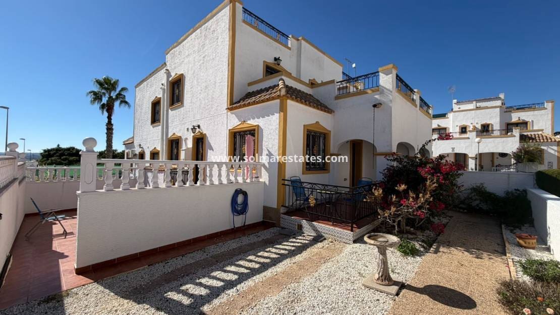 3 slaapkamer Rijtjeshuis te koop in Los Montesinos met zwembad - € 195.000 (Ref: 10187331)