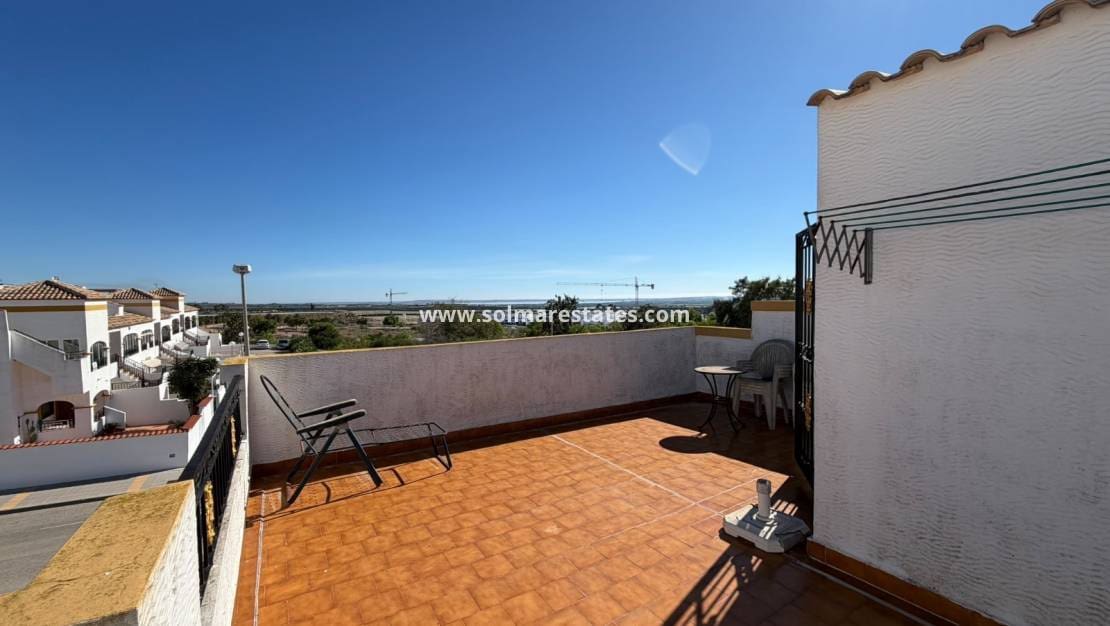 3 slaapkamer Rijtjeshuis te koop in Los Montesinos met zwembad - € 195.000 (Ref: 10187331)
