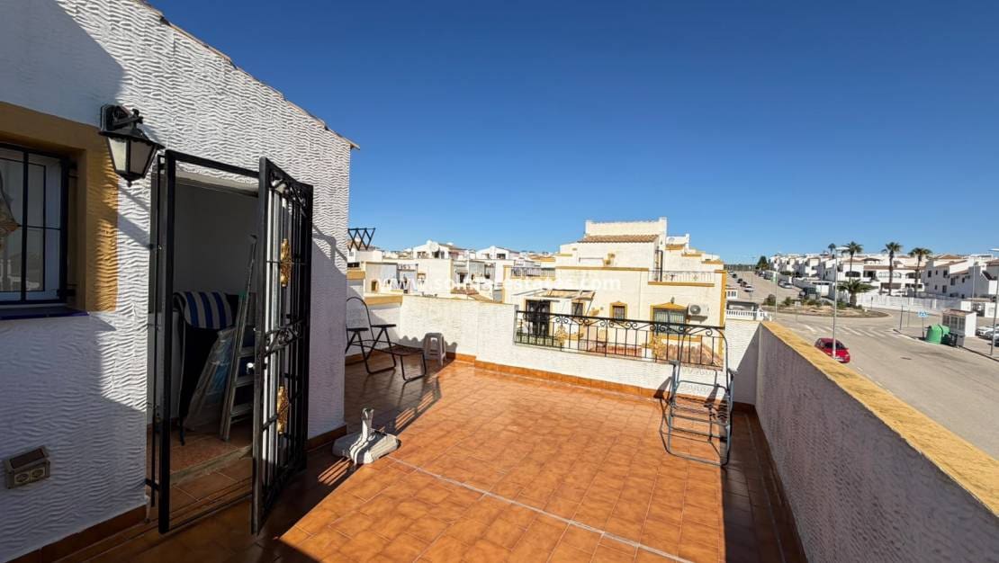 3 slaapkamer Rijtjeshuis te koop in Los Montesinos met zwembad - € 195.000 (Ref: 10187331)