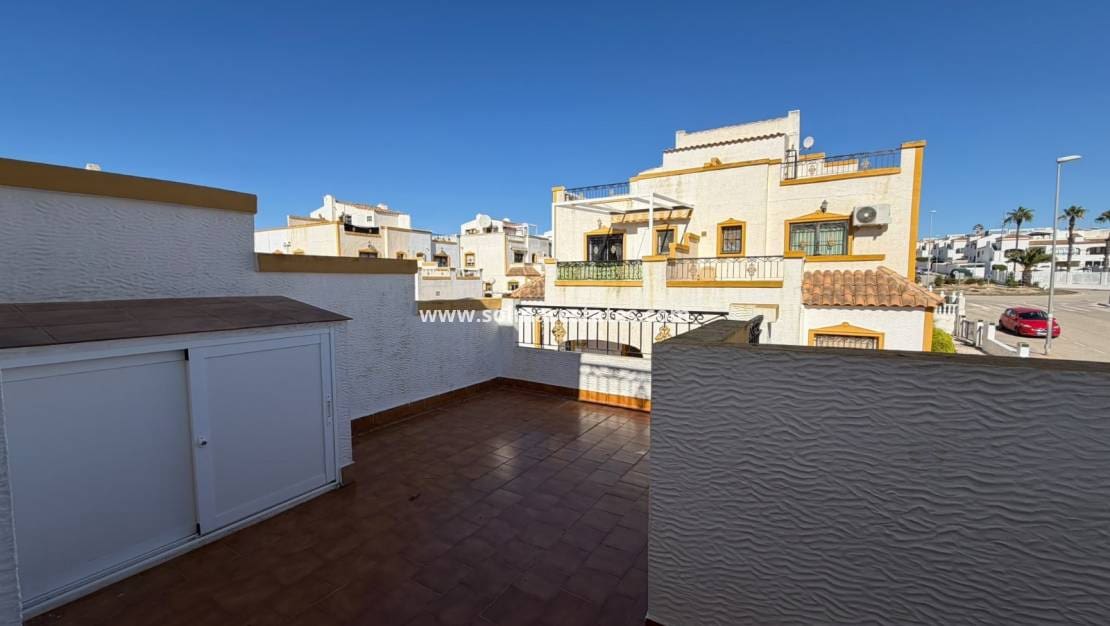 3 slaapkamer Rijtjeshuis te koop in Los Montesinos met zwembad - € 195.000 (Ref: 10187331)