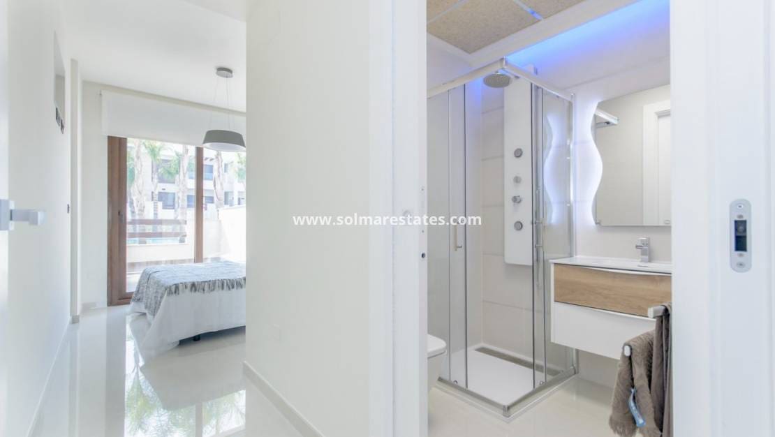 2 makuuhuone Huoneisto myytävänä paikassa Los Balcones mukana uima-altaan - 275 000 € (Ref: 8826234)